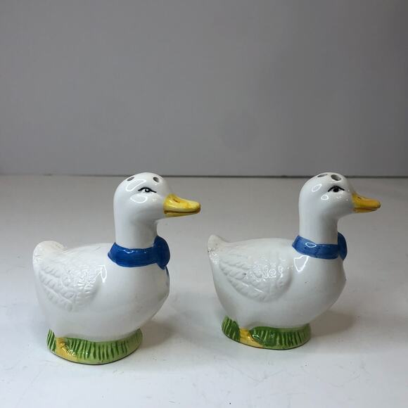 VTG White Geese Ducks Blue Ribbon‎ Salt & Pepper Shaker KMC USA Cottagecore READ - Picture 2 of 9